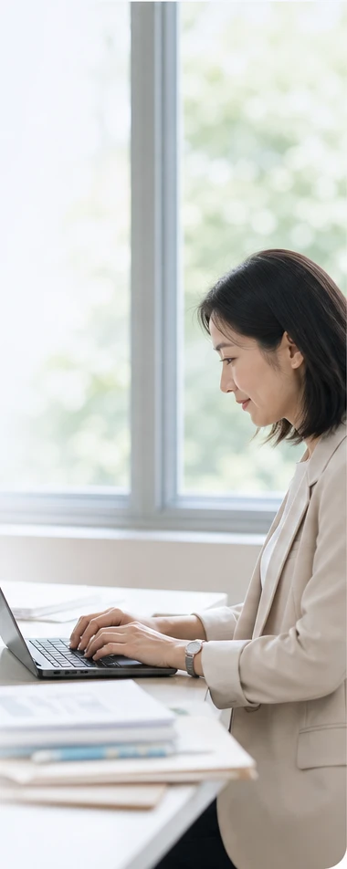 班主任在窗边使用电脑整理记录,AI 生成示意